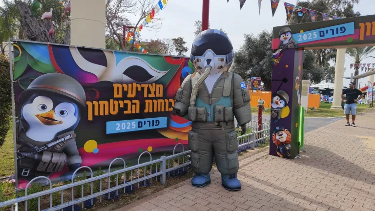 בובות ענק בגובה 2.6 מטר שעושות שמח לכולם